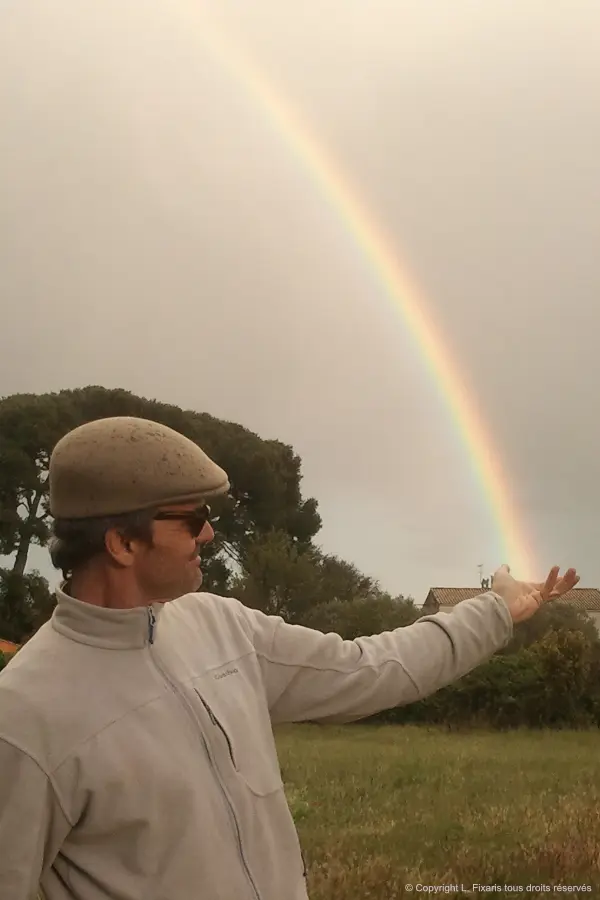 Lionel Fixaris présentant une de ses œuvres Origazoom – pliage papier et graffiti